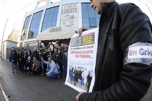 Protestation des travailleurs de Liberté devant le siège de leur journal. D. R.